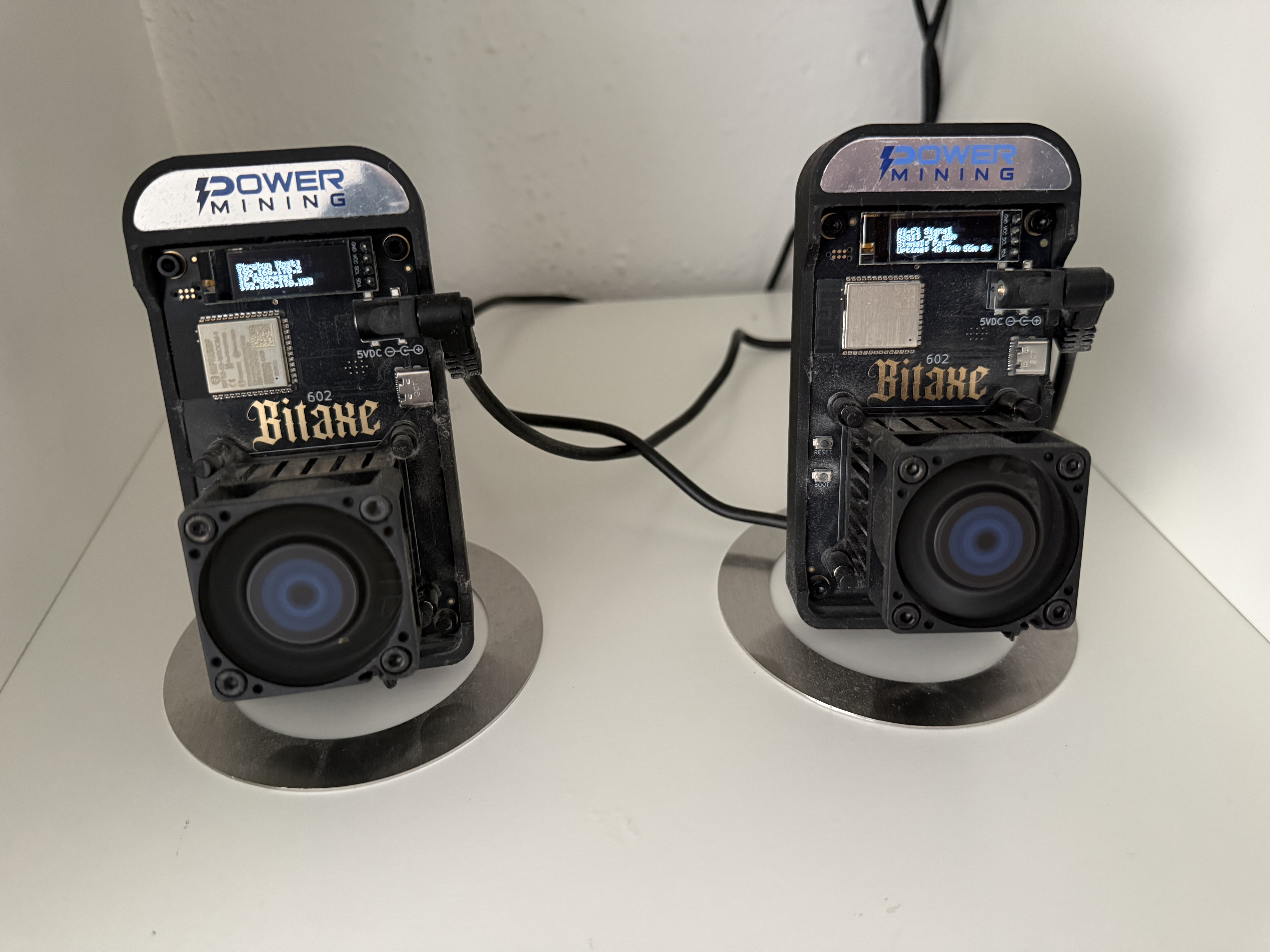 Zwei Bitaxe Gamma Miner im Betrieb